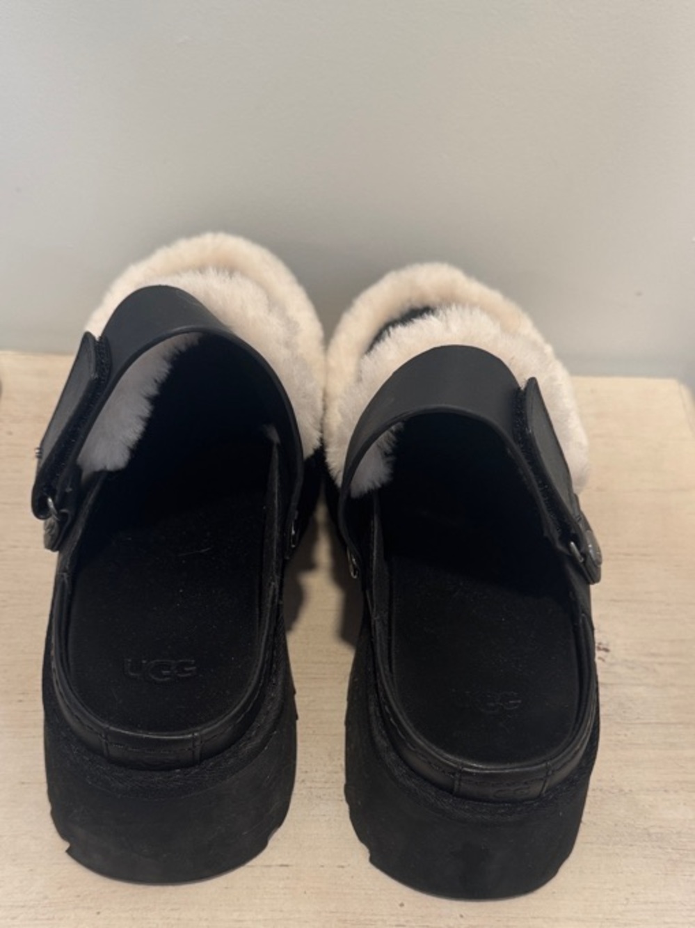 UGG Black Leather Slingback Clogs with Cream Shearling Trim Size 10 - Picture 2 of 6